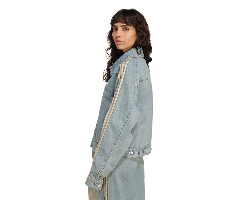 Adidas Premium Essentials Denim Jacket détail — boutons et broderie trois bandes