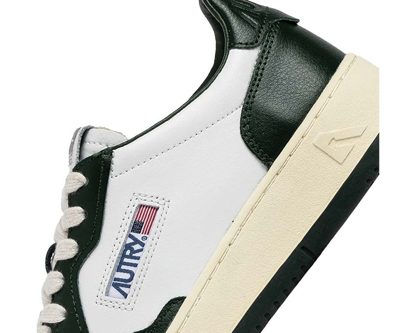 Autry Medalist Low White Mountain Detail — Lasche mit Autry-Stickerei