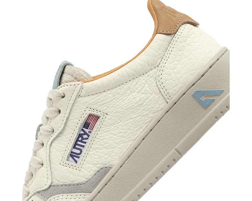 Autry Medalist Low W Nbk Ele Suede Nugget Loft detalle — paneles de cuero