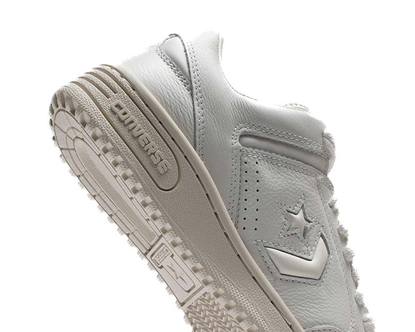 Converse Weapon OX Vintage White/Nature-Cream detalle — costuras cuero natural vintage