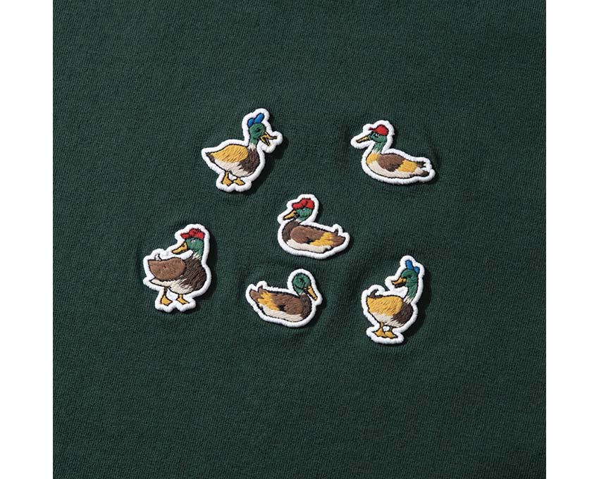 Edmmond Studios 10 Years Ducks T-Shirt Dark Green détail — motif canards poitrine