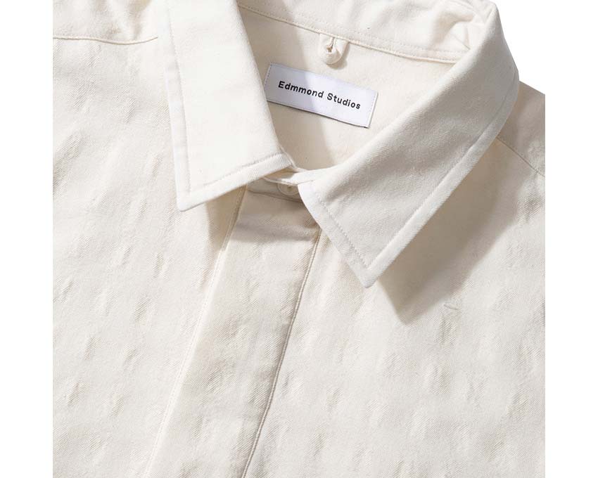 Edmmond Studios Giorgios Short Sleeve Off White detalle — cuello y botonadura