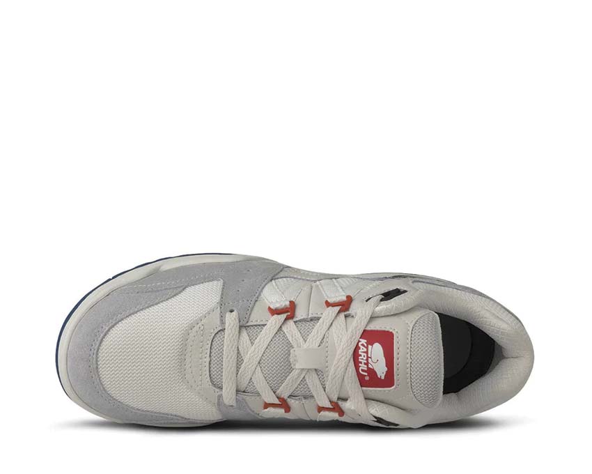 Karhu Fusion XT Dawn Blue Blanc de Blanc détail — logo Karhu