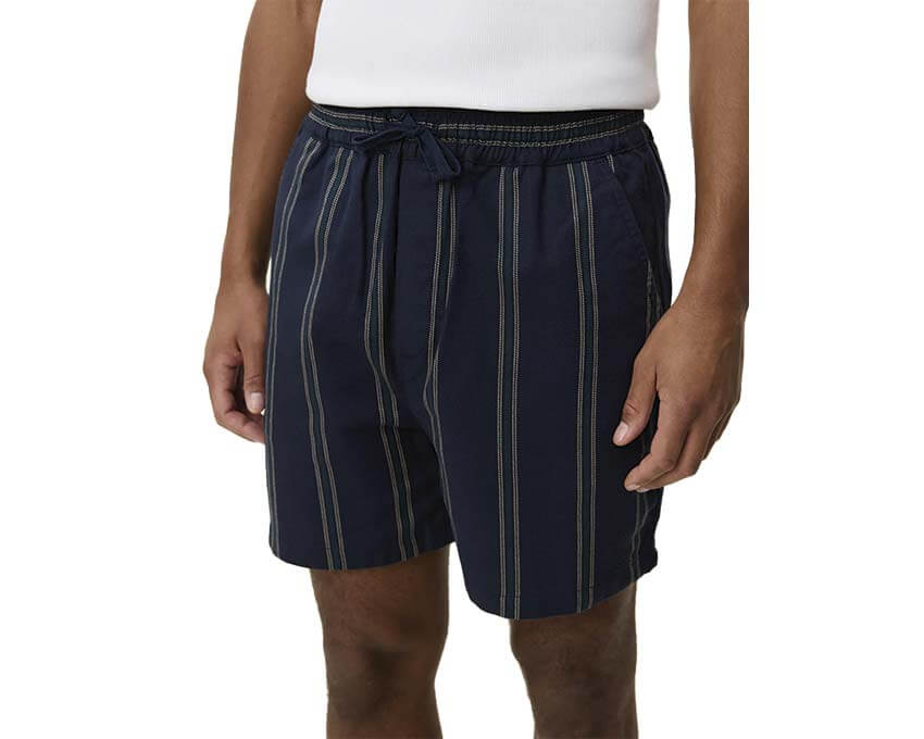 Les Deux Lawson Stripe Shorts Marine Blue détail — rayures marines et poches