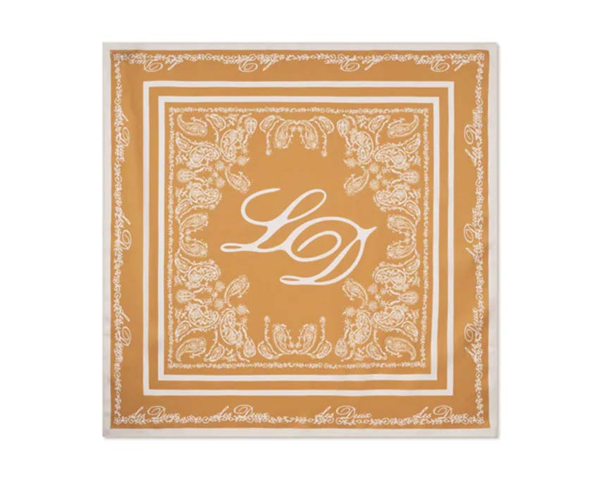 Les Deux Paisley Neckerchief vue latérale — détail motif paisley et drapé