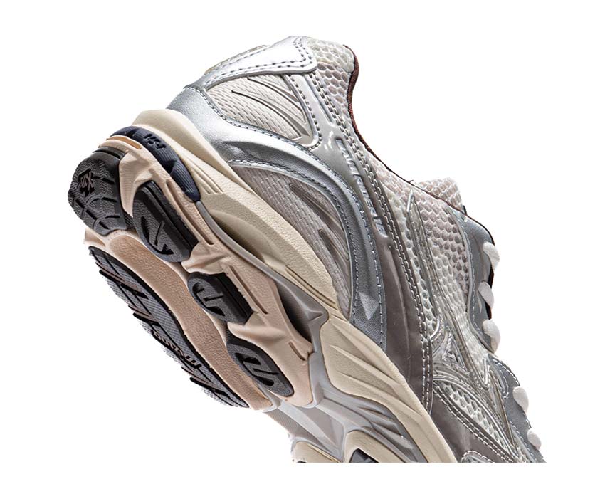 Mizuno Wave Rider 10 Metallic Pack 2 Khaki/Summer Sand dettaglio — finitura metallica
