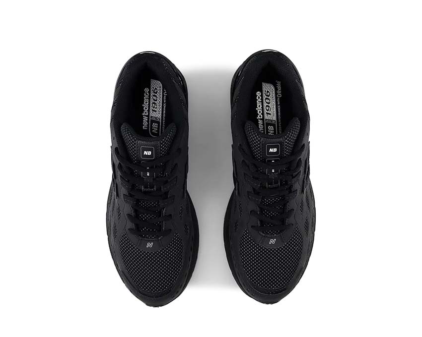 New Balance 1906 Black Metallic détail — logo N holographique argenté