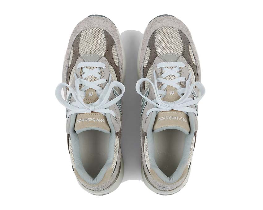 New Balance 992 Moonrock détail — empiècements multimatières gris naturel chaud