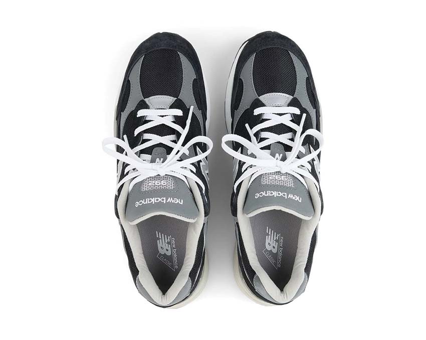 New Balance 992 Core Black vue arrière — contrefort renforcé coloris noir total