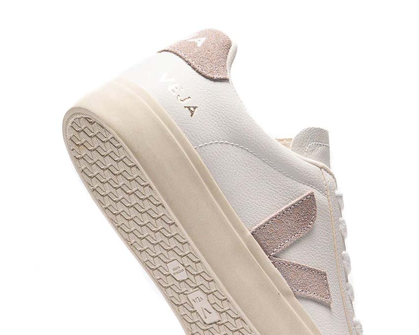 Veja Campo Chromefree Extra White Babe détail — logo V métal