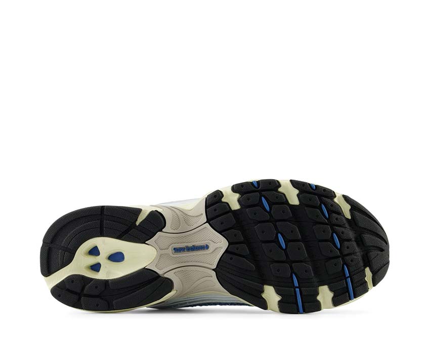 New Balance 530 Heron Blue détail — empiècements mesh et synthétique