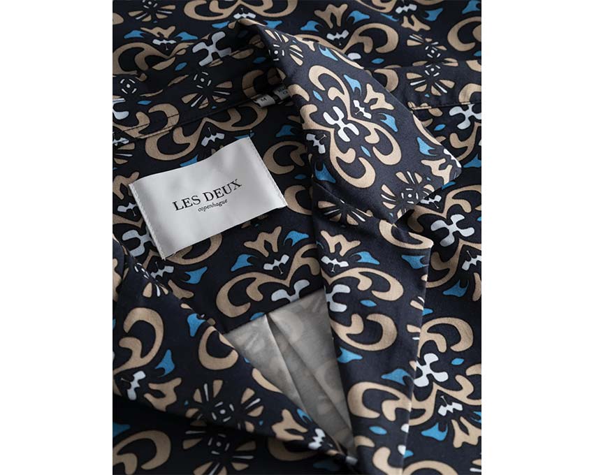 Les Deux Hendrix AOP SS Shirt Dark Navy détail — col et manches motif