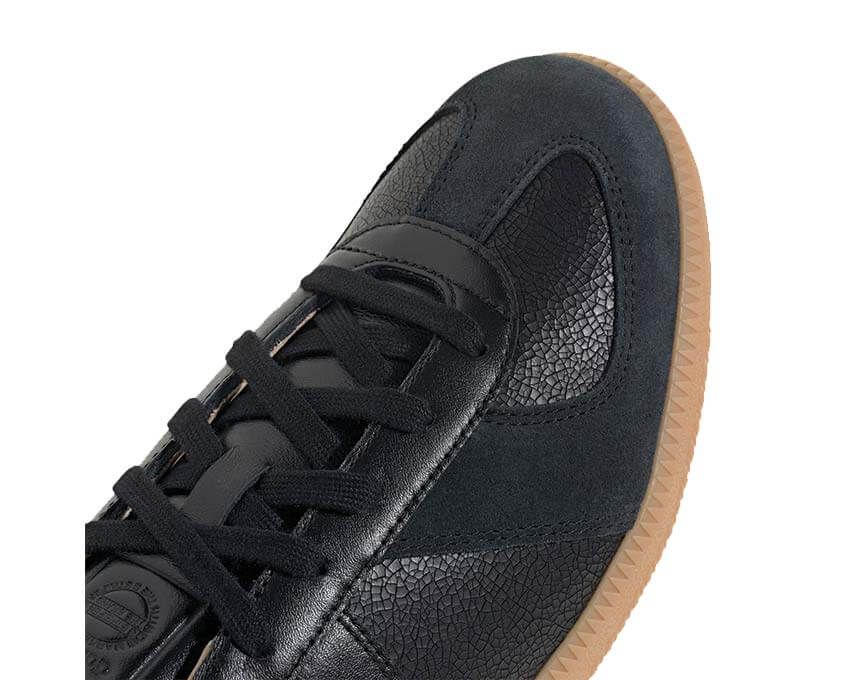 Adidas BW Army Lux Core Black — vue de face, silhouette iconique minimaliste