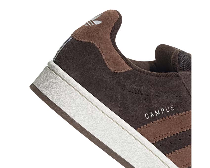 Adidas Campus 00s Dark Brown detalle — parte superior ante marrón y 3 bandas ante