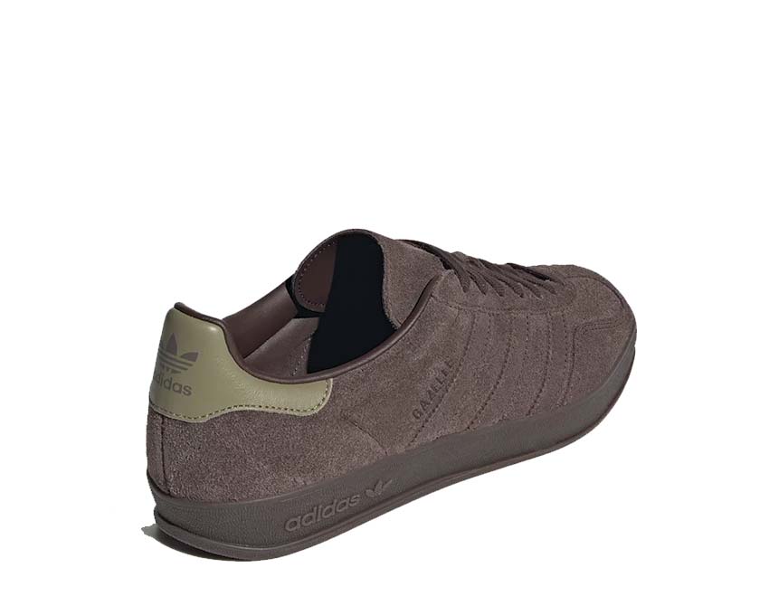 Adidas Gazelle Indoor Dark Brown détail — logo Trefoil et 3 bandes