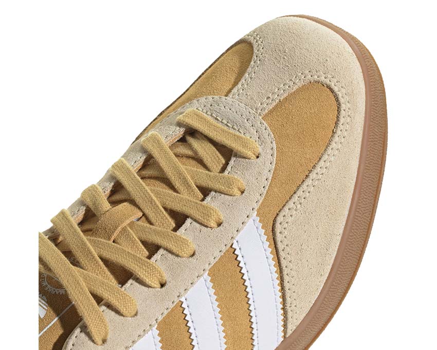 Adidas Gazelle Indoor Oat vista lateral — parte superior de ante estructurado