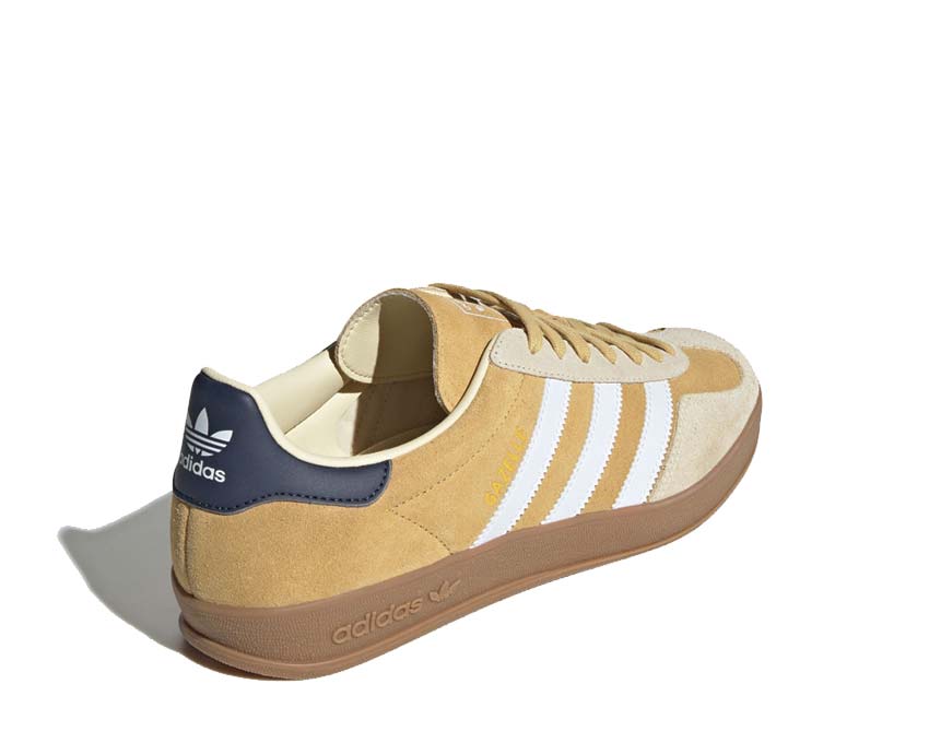 Adidas Gazelle Indoor Oat detalle — logo trébol bordado y cordones planos
