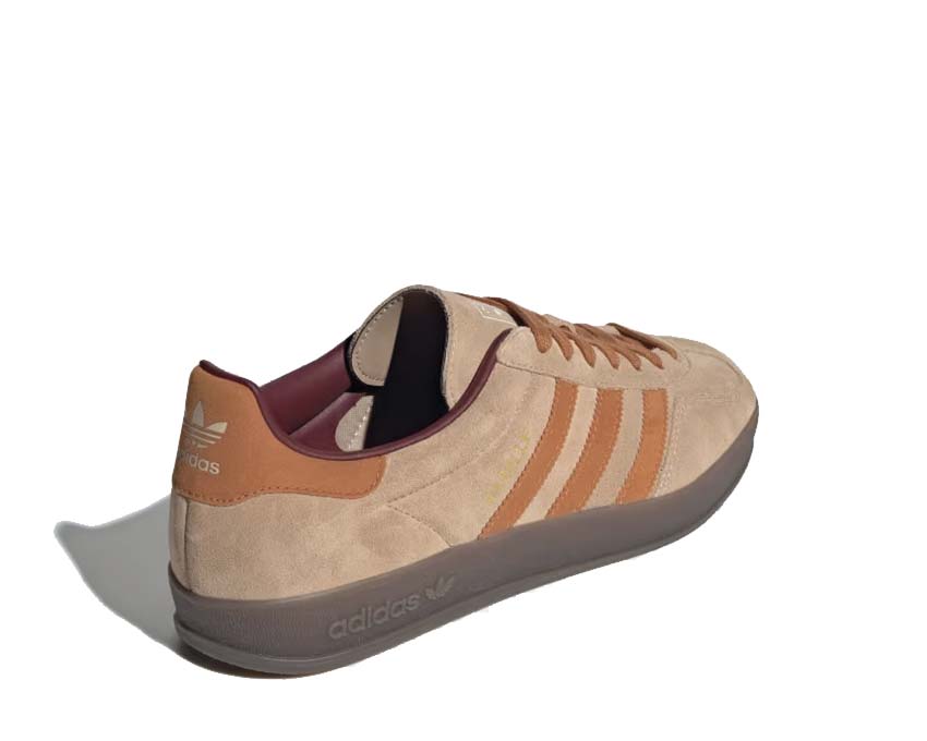 Adidas Gazelle Indoor Sandstone Detail — Wildleder-Oberteil und drei Streifen