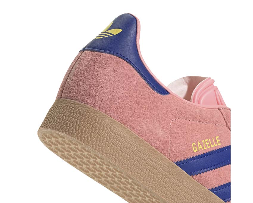 Adidas Gazelle W Semi Pink Spark vista laterale — silhouette bassa tre strisce