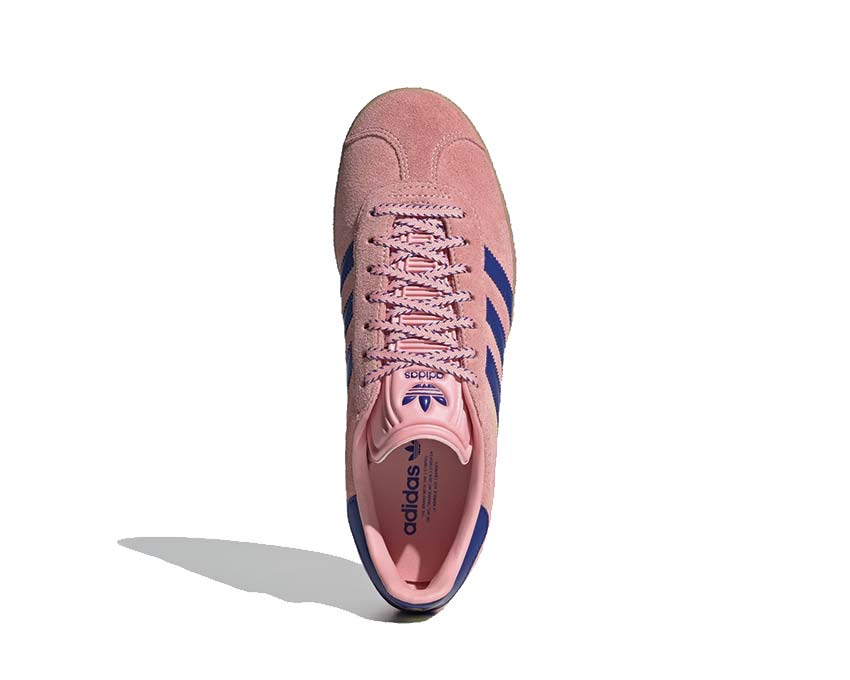 Adidas Gazelle W Semi Pink Spark dettaglio — accenti Lucid Blue e Pure Sulfur