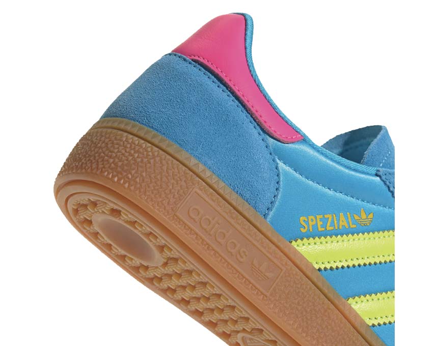 Adidas Handball Spezial W Sky Rush vue latérale — silhouette basse et profil épuré