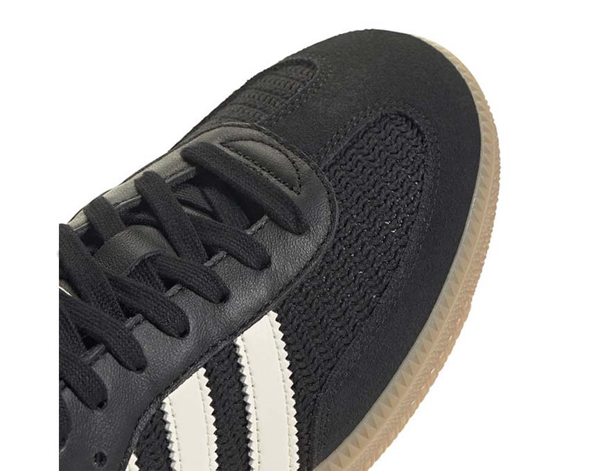 Adidas Samba OG Core Black vue latérale — bande en daim et gum sole