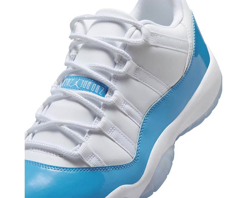 Air Jordan 11 Retro Low University Blue vue latérale — tige patent leather bleue