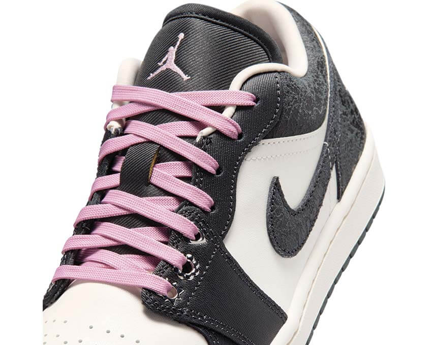 Air Jordan 1 Low SE W Iced Carmine Seitenansicht — Damen Rot Carmine Sneaker retro