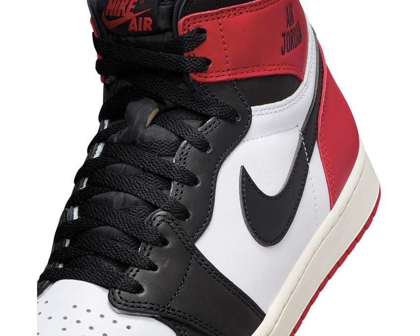 Air Jordan 1 Retro High OG Black Toe vue latérale — cuir blanc noir rouge
