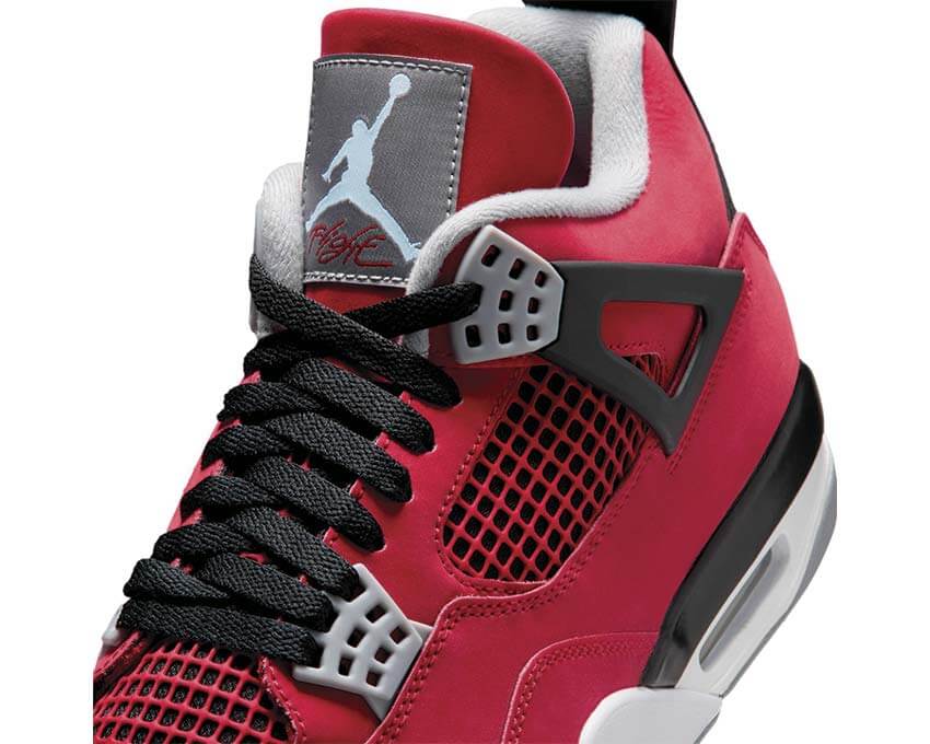 Air Jordan 4 Retro Toro Bravo vue latérale — empiècements mesh rouge Toro Bravo