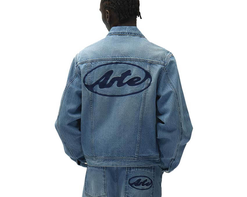 Arte Circle Logo Jeans Jacket dettaglio — logo cerchio ricamato sul petto