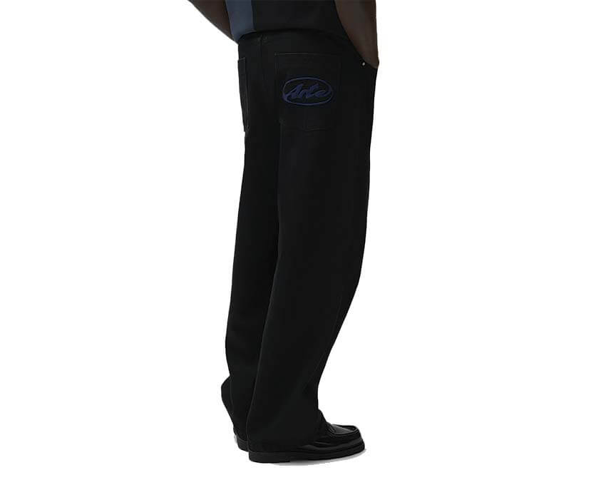 Arte Circle Logo Pocket Pants détail — logo cercle Arte brodé sur la poche avant