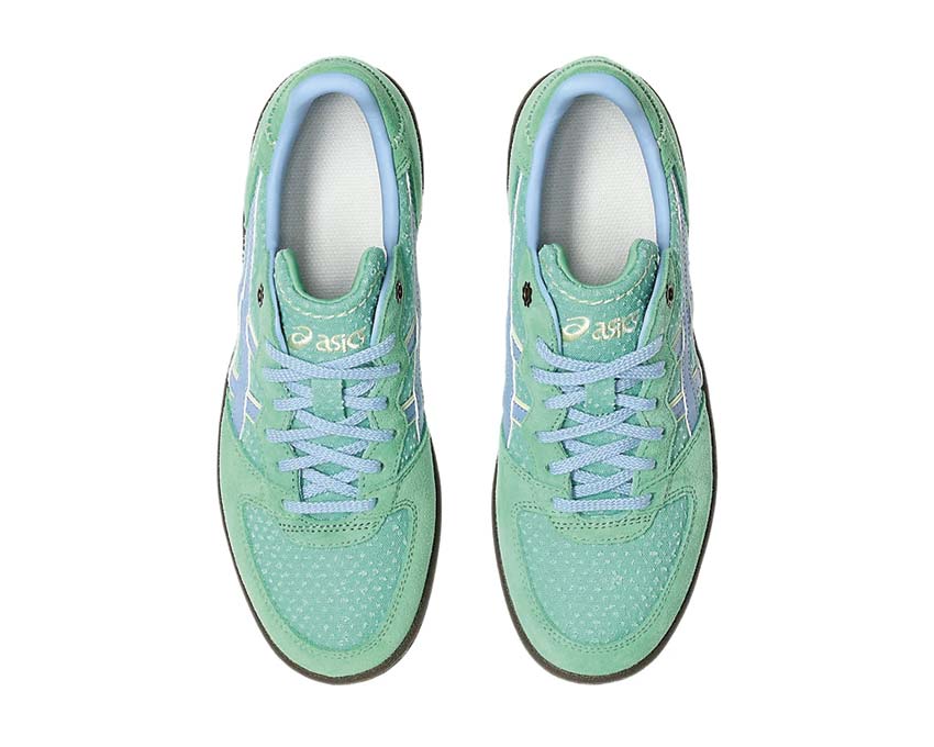 Asics Skyhand OG Stone Wash détail — surpiqûres décoratives et œillet floral