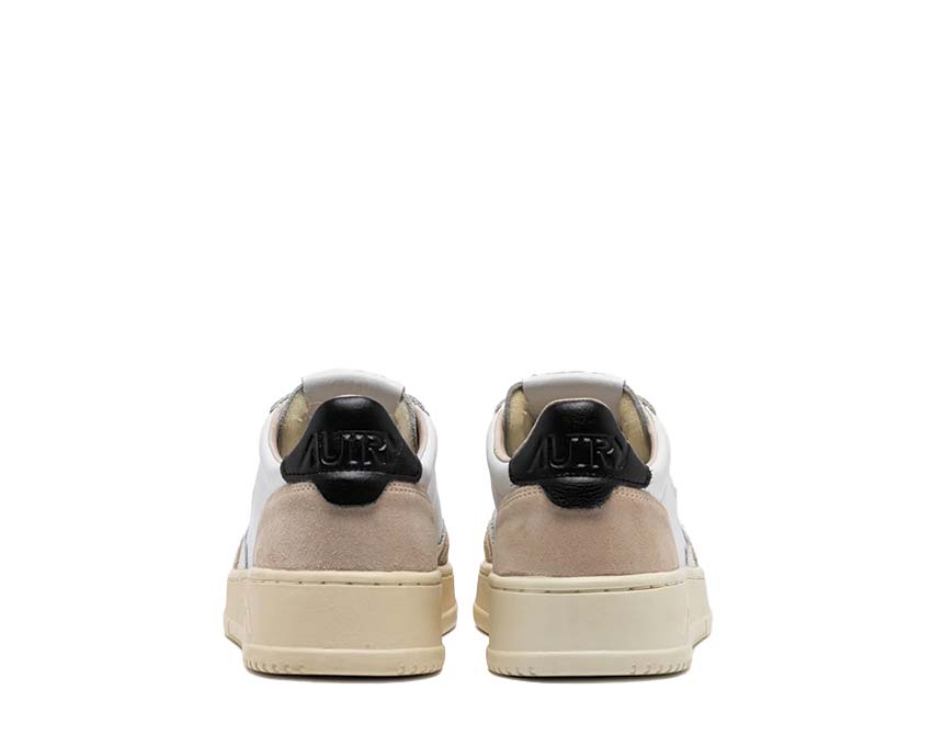 Autry Medalist Low Suede Noir détail — logo Autry suède noir Medalist
