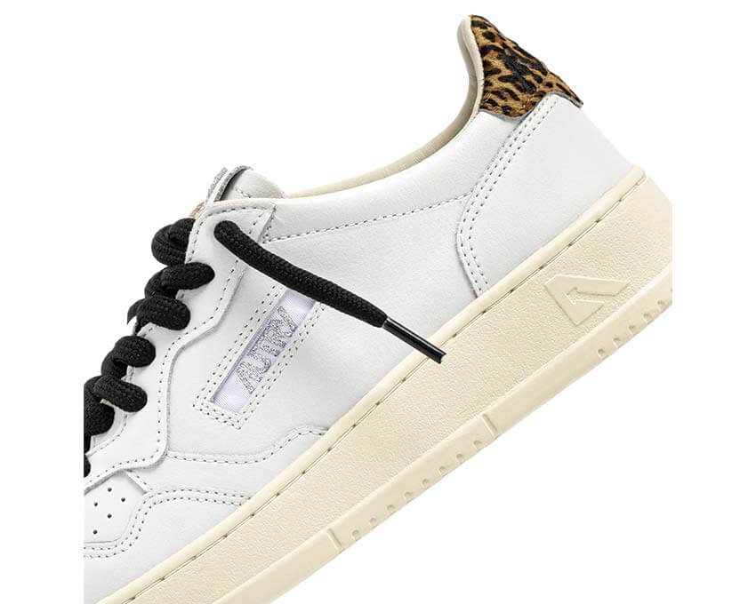 Autry Medalist Low Ocre vue latérale — cuir ocre naturel Medalist Low femme