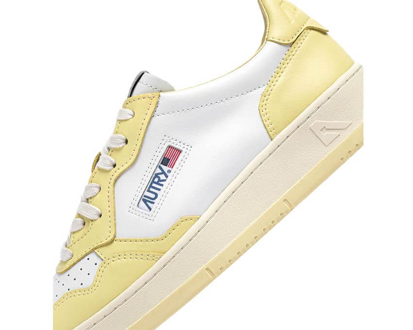 Autry Medalist Low Blanc Cassé vue latérale — cuir blanc cassé Medalist Low