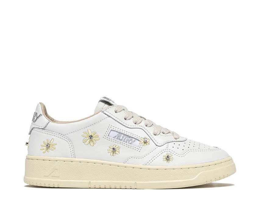 Autry Medalist Low Blanc Or — sneakers femme cuir blanc détails dorés rétro luxe