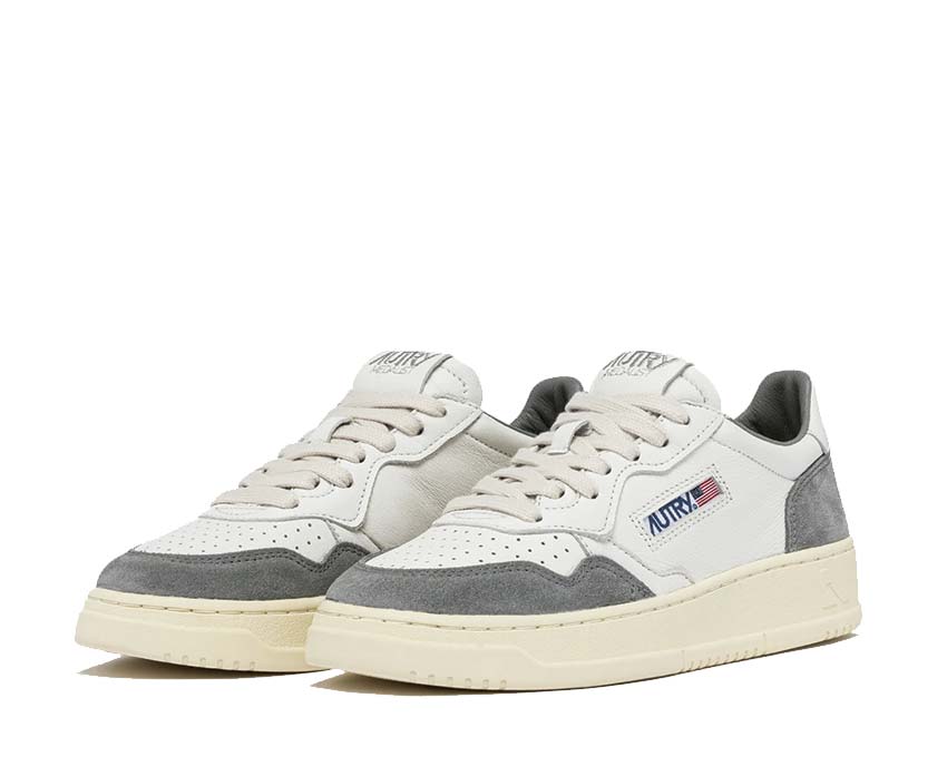 Autry Medalist Low Goat Suede White Grey vista lateral — cuero y ante