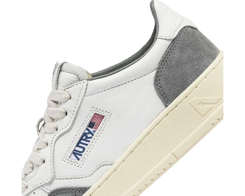 Autry Medalist Low Goat Suede White Grey detalle — paneles de colores