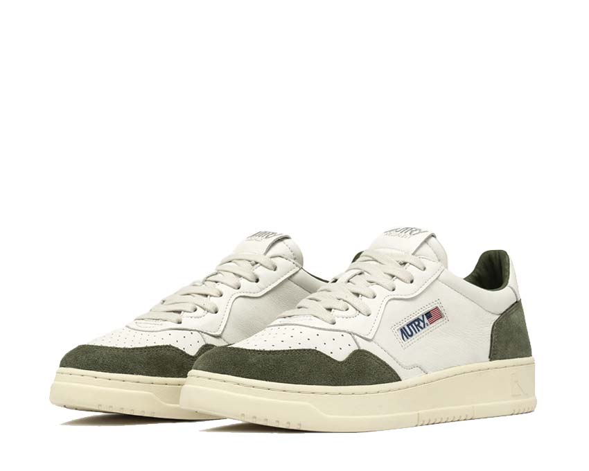 Autry Medalist Low Goat Suede White Military Seitenansicht — Leder und Wildleder