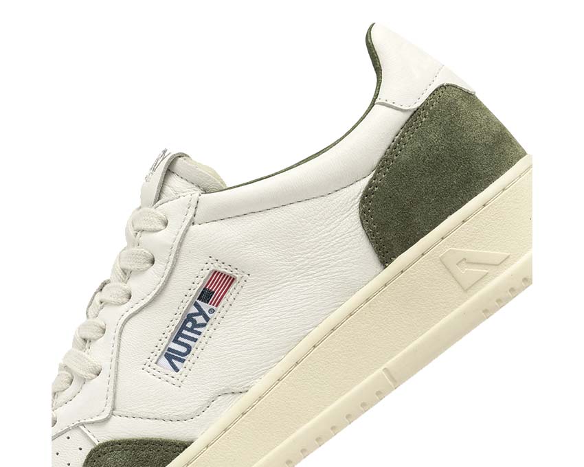 Autry Medalist Low Goat Suede White Military Detail — farbige Einsätze