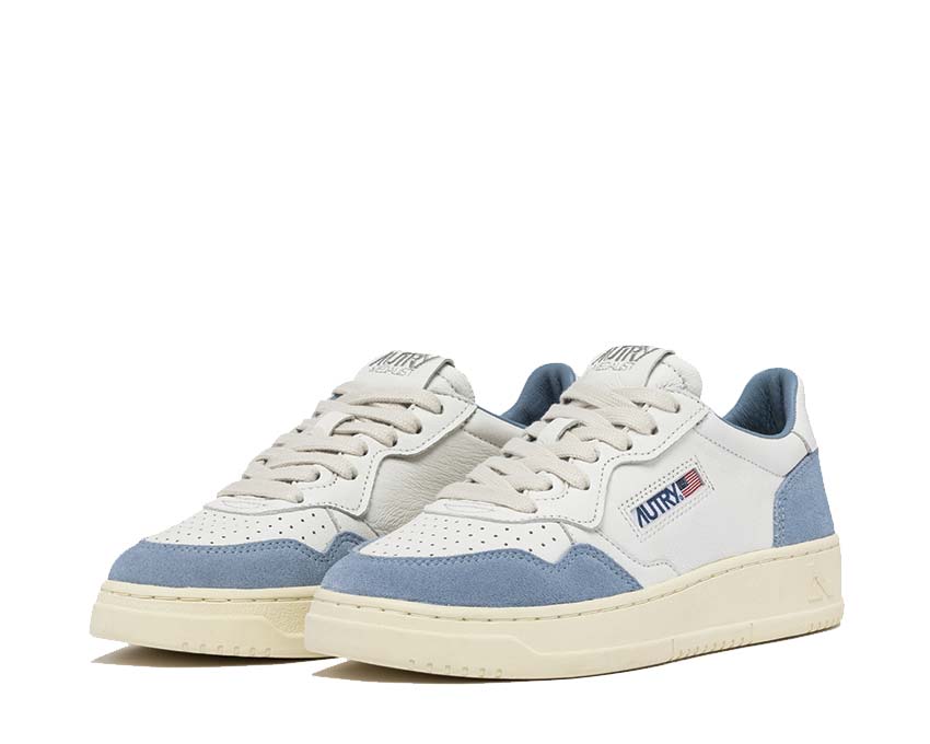 Autry Medalist Low W Goat Suede White Street vista lateral — cuero y ante
