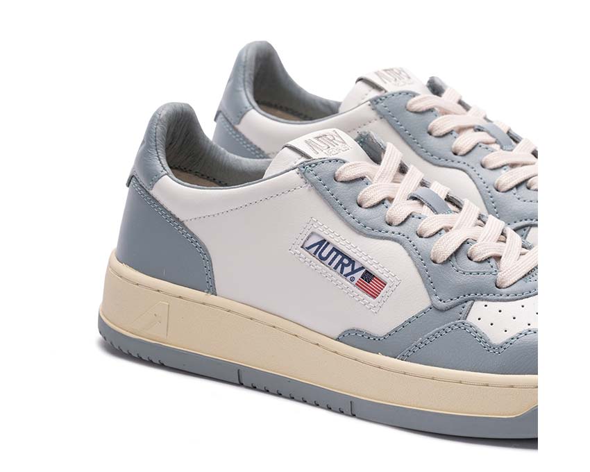 Autry Medalist Low White Silver Blue vue latérale — cuir blanc argent bleu bicolore