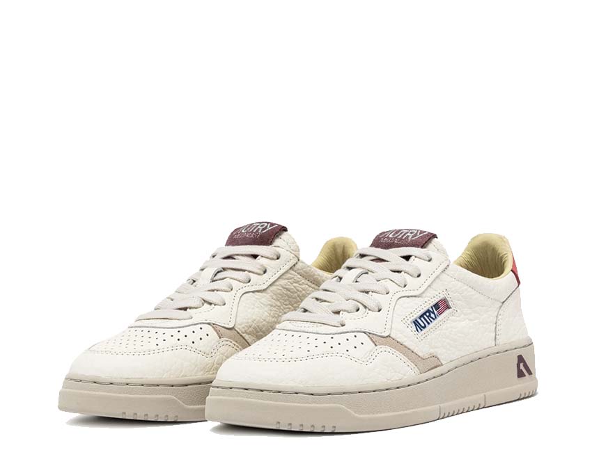 Autry Medalist Low W Nubuck Suede Rose Sand Seitenansicht — Leder und Wildleder
