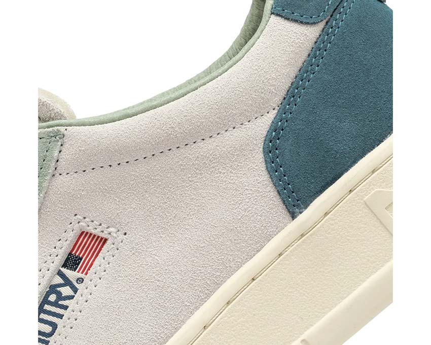 Autry Medalist Low Tricolore Suede Griffon Black détail — empiècements colorés