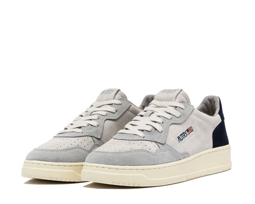 Autry Medalist Low Tric Suede Loft Sky Blue suela — suela de goma