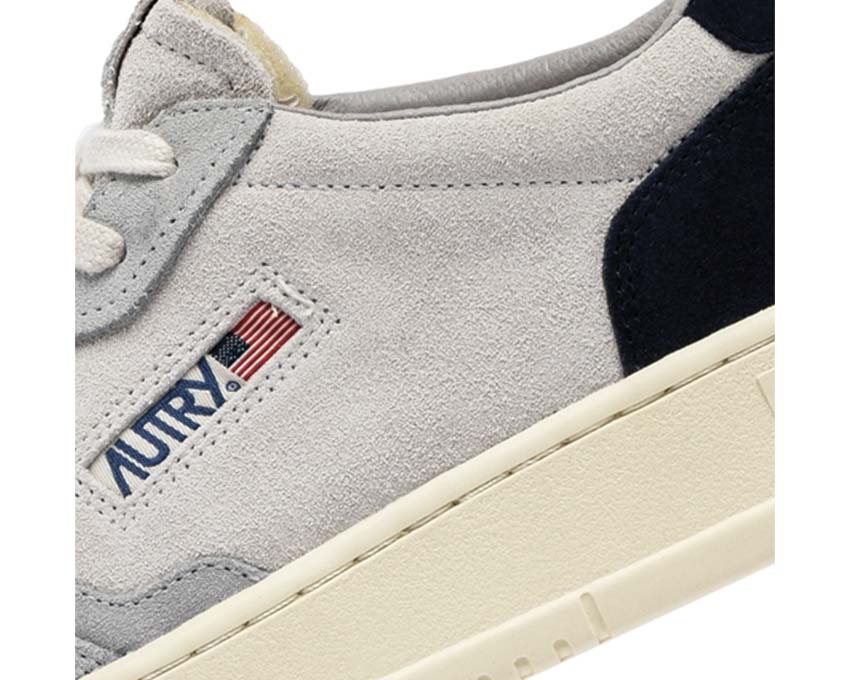 Autry Medalist Low Tric Suede Loft Sky Blue vista lateral — ante premium