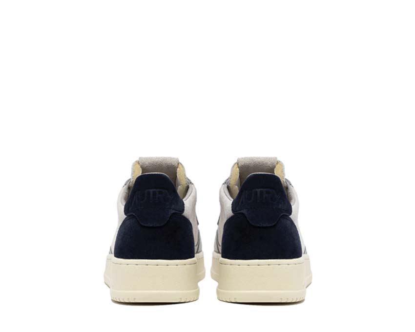 Autry Medalist Low Tric Suede Loft Sky Blue detalle — bordado tricolor