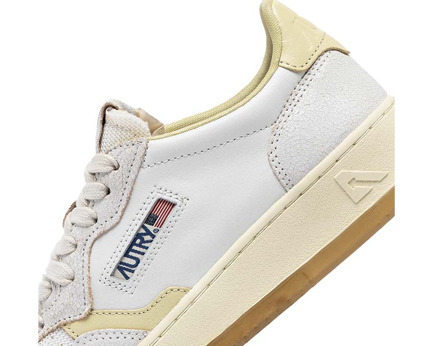 Autry Medalist Low W Virgin Crack White Hay Seitenansicht — Leder und Wildleder