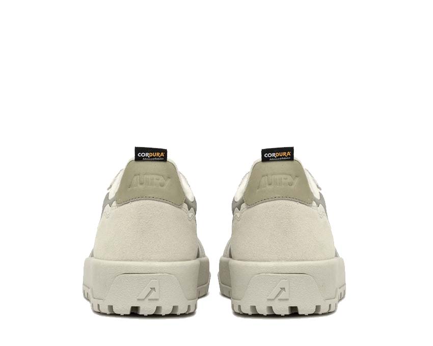 Autry Wildpace Low Raspberry détail — logo brodé Autry cuir framboise femme